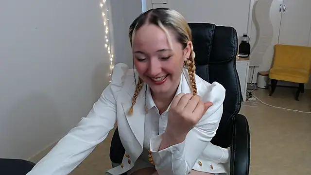 Snapshot of Crystal-dreamt chatting on October 2025 08:56:02 AM Crystal-dreamt online show from October 2025 08:56:02 AM