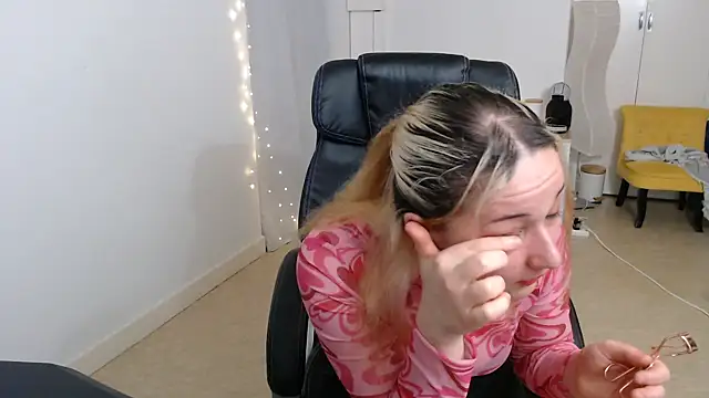 Snapshot of Crystal-dreamt chatting on October 2025 05:41:02 AM Crystal-dreamt online show from October 2025 05:41:02 AM