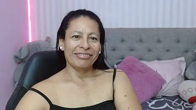 Snapshot of mature_martina chatting on February 2025 06:13:02 AM mature martina online show from February 2025 06:13:02 AM