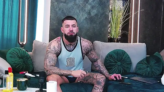 Snapshot of masterkingofmusclee chatting on February 2025 07:07:02 AM masterkingofmusclee online show from February 2025 07:07:02 AM