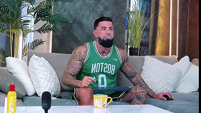 Snapshot of masterkingofmusclee chatting on October 2025 07:28:01 AM masterkingofmusclee online show from October 2025 07:28:01 AM