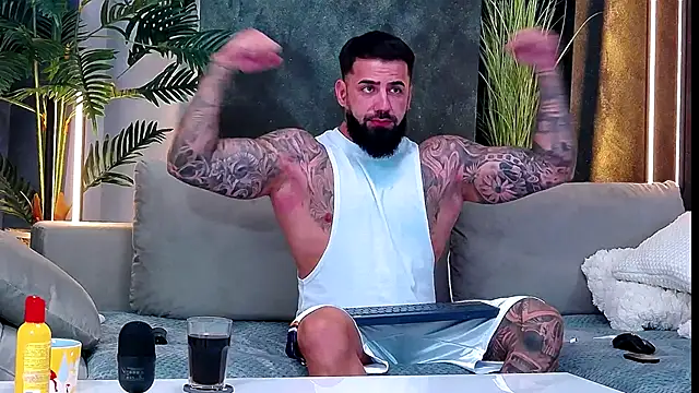 Snapshot of masterkingofmusclee chatting on October 2025 08:28:02 PM masterkingofmusclee online show from October 2025 08:28:02 PM