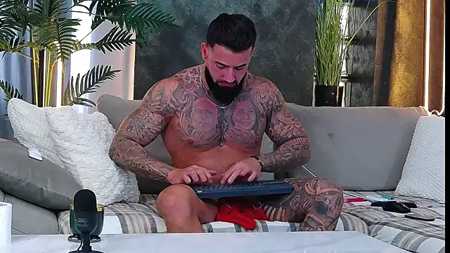 Snapshot of masterkingofmusclee chatting on October 2025 09:31:01 AM masterkingofmusclee online show from October 2025 09:31:01 AM