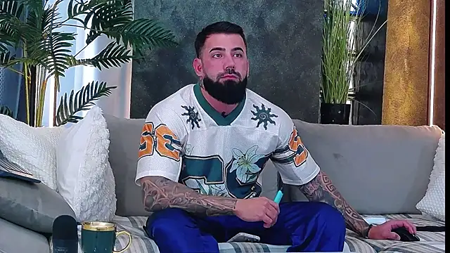 Snapshot of masterkingofmusclee chatting on October 2025 08:15:02 AM masterkingofmusclee online show from October 2025 08:15:02 AM