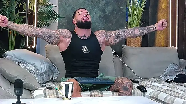 Snapshot of masterkingofmusclee chatting on November 2025 07:51:01 AM masterkingofmusclee online show from November 2025 07:51:01 AM