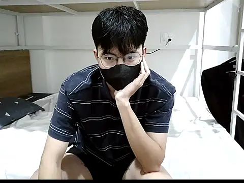 Gwencloudy online show from November 2025 04:18:01 PM