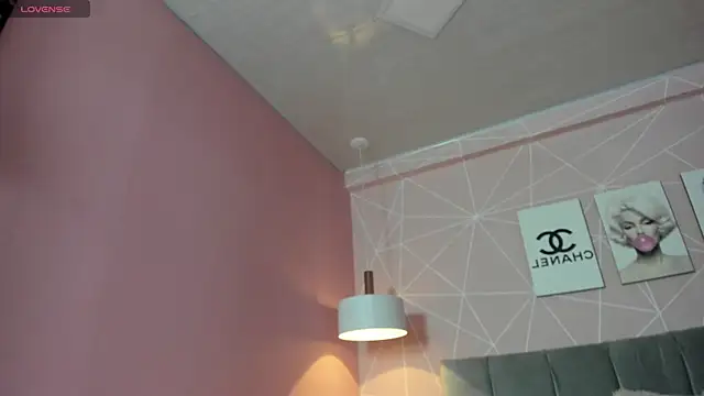 Snapshot of dolly_zoe chatting on October 2025 01:38:01 AM dolly zoe online show from October 2025 01:38:01 AM