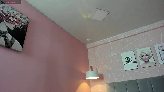 Snapshot of dolly_zoe chatting on October 2025 10:10:01 PM dolly zoe online show from October 2025 10:10:01 PM