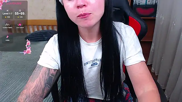 Snapshot of JuicyJess chatting on November 2025 08:32:01 PM JuicyJess online show from November 2025 08:32:01 PM