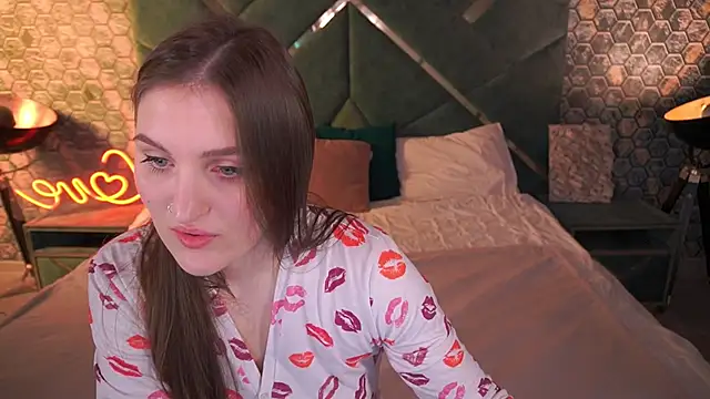 Snapshot of EmmyCharmm chatting on November 2025 06:41:02 AM EmmyCharmm online show from November 2025 06:41:02 AM