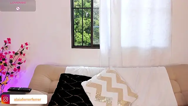 Alaia Ferrer  online show from October 2025 08:29:02 PM