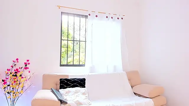 Alaia Ferrer  online show from October 2025 08:19:01 PM