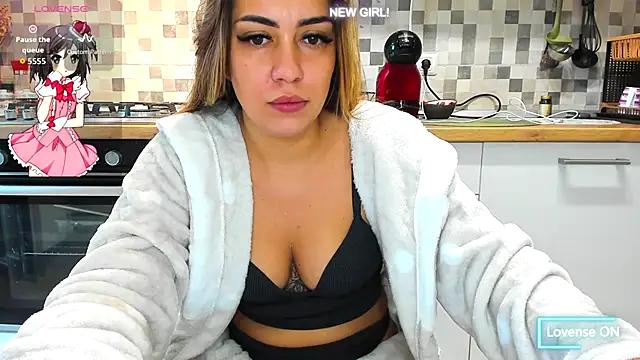 Snapshot of EveEvian chatting on October 2025 08:10:01 AM EveEvian online show from October 2025 08:10:01 AM