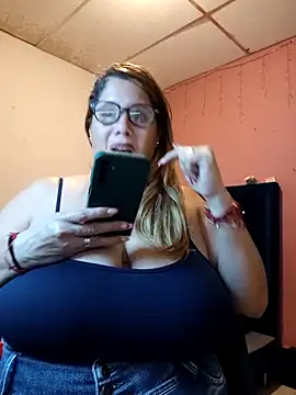 Snapshot of EllisW8 chatting on February 2025 11:09:02 PM EllisW8 online show from February 2025 11:09:02 PM