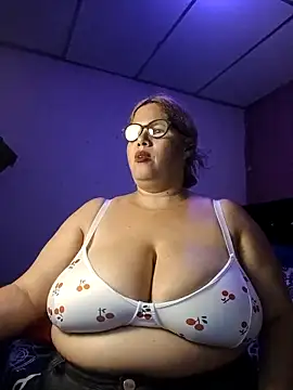 Snapshot of EllisW8 chatting on September 2025 11:10:01 PM EllisW8 online show from September 2025 11:10:01 PM