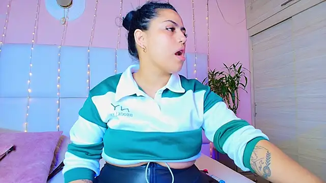 Snapshot of kiana_cream chatting on February 2025 11:42:02 AM kiana cream online show from February 2025 11:42:02 AM