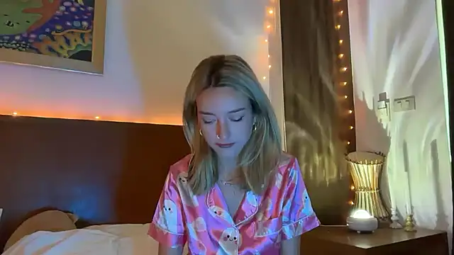 Snapshot of SirenaBelle chatting on November 2025 12:10:01 AM SirenaBelle online show from November 2025 12:10:01 AM