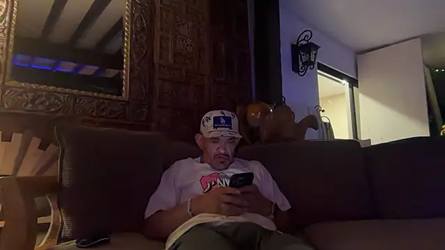 Snapshot of RoodoggXL chatting on December 2025 03:12:01 AM RoodoggXL online show from December 2025 03:12:01 AM