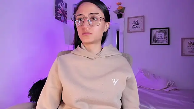  Caroliinee  online show from February 2025 08:20:02 PM