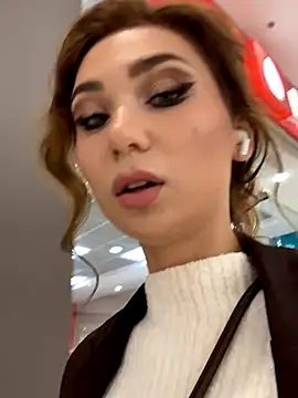 QuitieLia online show from November 2025 02:18:02 PM