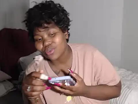 Snapshot of Real1SweetQueen chatting on October 2025 07:56:02 PM Real1SweetQueen online show from October 2025 07:56:02 PM