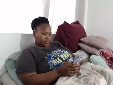 Snapshot of Real1SweetQueen chatting on October 2025 07:50:02 AM Real1SweetQueen online show from October 2025 07:50:02 AM