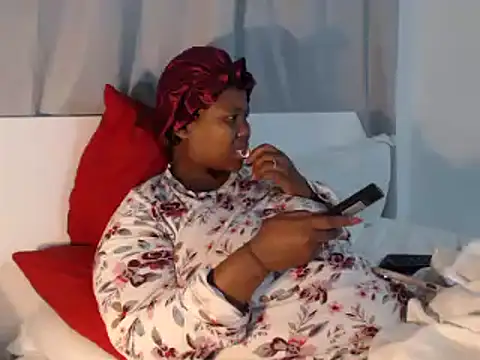 Snapshot of Real1SweetQueen chatting on October 2025 05:24:02 PM Real1SweetQueen online show from October 2025 05:24:02 PM