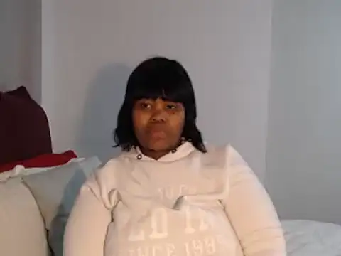 Snapshot of Real1SweetQueen chatting on October 2025 04:35:02 PM Real1SweetQueen online show from October 2025 04:35:02 PM