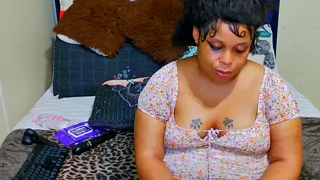 Snapshot of THESHORTQUEEN chatting on December 2025 09:46:02 PM THESHORTQUEEN online show from December 2025 09:46:02 PM