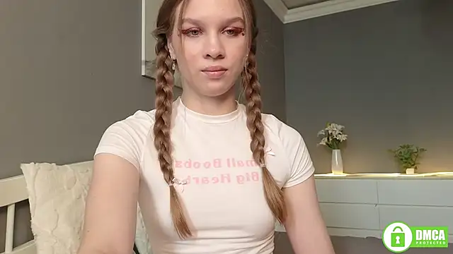 Snapshot of CutieBeauty chatting on September 2025 09:43:02 AM CutieBeauty online show from September 2025 09:43:02 AM