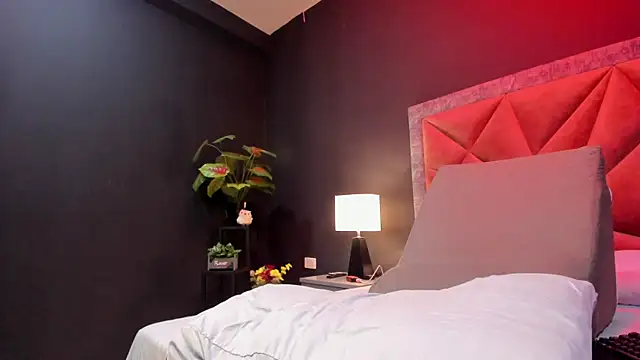 Snapshot of mia_milff chatting on March 2025 06:43:02 PM mia milff online show from March 2025 06:43:02 PM