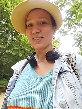 Snapshot of Exhibitionsplit chatting on September 2025 11:59:01 AM Exhibitionsplit online show from September 2025 11:59:01 AM