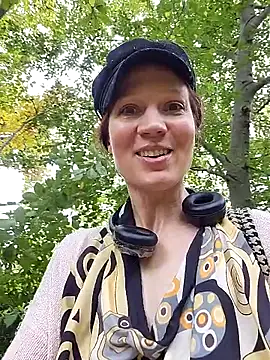 Snapshot of Exhibitionsplit chatting on October 2025 12:05:01 PM Exhibitionsplit online show from October 2025 12:05:01 PM