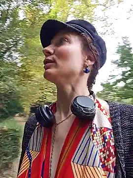 Snapshot of Exhibitionsplit chatting on October 2025 12:06:02 PM Exhibitionsplit online show from October 2025 12:06:02 PM