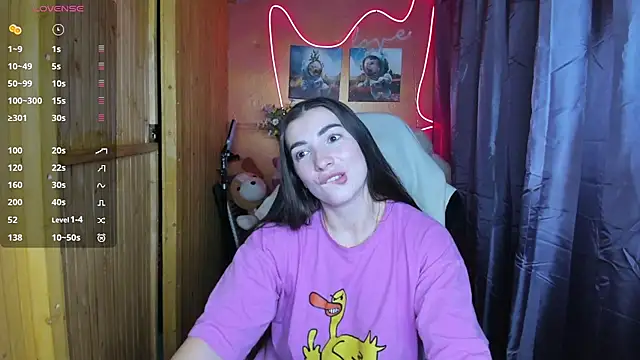 Fiery Brunette  online show from December 2024 04:39:02 AM