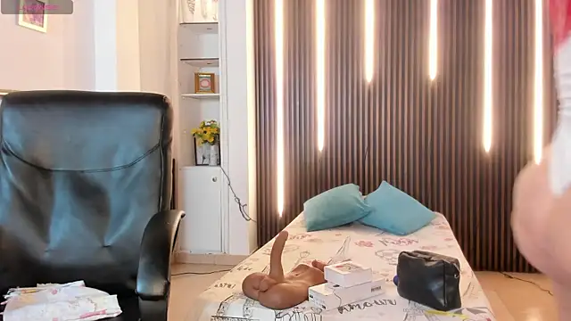 victoria mooree online show from October 2025 04:41:02 PM