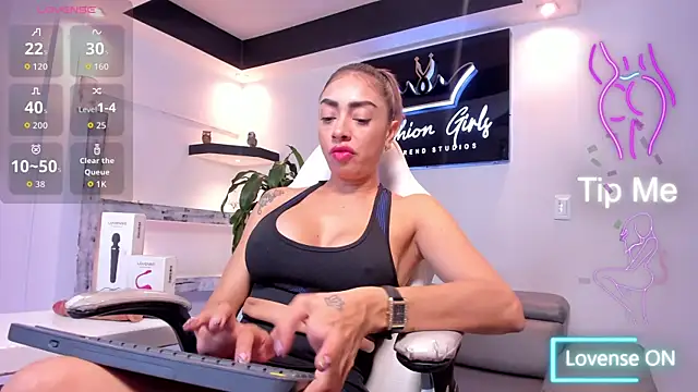 Snapshot of AnaRuiz chatting on October 2025 01:32:01 PM AnaRuiz online show from October 2025 01:32:01 PM