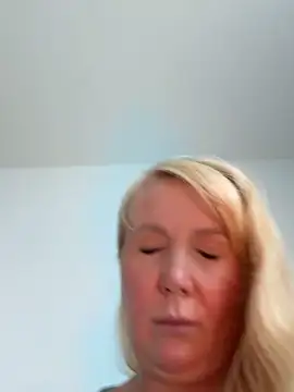 EmmaInLove23 online show from October 2025 08:01:01 AM