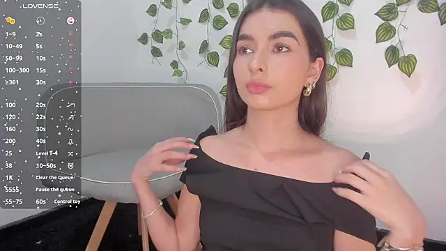 Snapshot of Coralinee_01 chatting on December 2024 08:27:01 PM Coralinee 01 online show from December 2024 08:27:01 PM