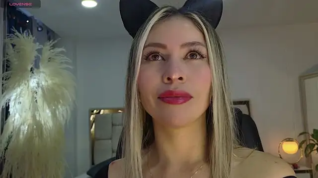 Snapshot of Ammy_Castro chatting on October 2025 10:11:02 PM Ammy Castro online show from October 2025 10:11:02 PM