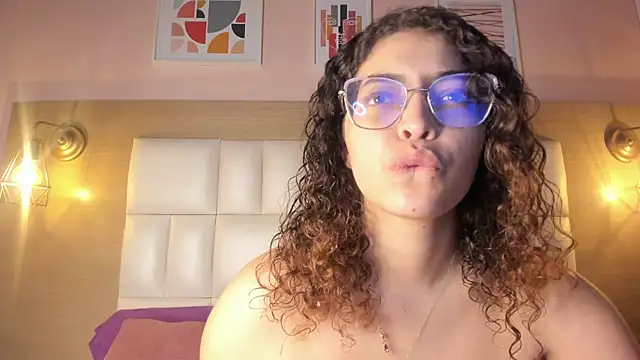 Snapshot of Dollar-girl chatting on December 2024 06:20:02 PM Dollar-girl online show from December 2024 06:20:02 PM