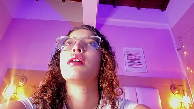 Snapshot of Dollar-girl chatting on January 2025 07:45:01 PM Dollar-girl online show from January 2025 07:45:01 PM