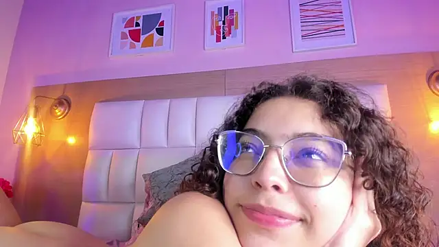 Snapshot of Dollar-girl chatting on January 2025 05:53:01 PM Dollar-girl online show from January 2025 05:53:01 PM
