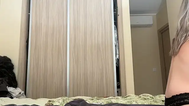 Snapshot of naughtyhollyxxxx chatting on October 2025 03:20:02 PM naughtyhollyxxxx online show from October 2025 03:20:02 PM