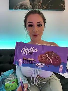 Snapshot of IsabellaEtthan chatting on October 2025 05:25:01 PM IsabellaEtthan online show from October 2025 05:25:01 PM