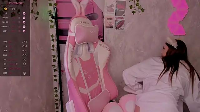 Snapshot of Polly__Hill chatting on October 2025 09:39:01 AM Polly Hill online show from October 2025 09:39:01 AM