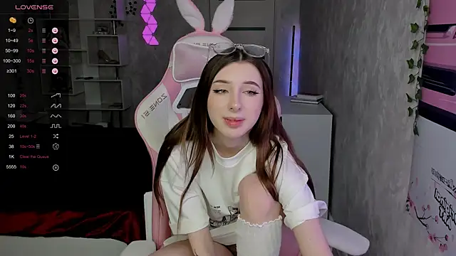 Snapshot of Polly__Hill chatting on November 2025 07:31:01 AM Polly Hill online show from November 2025 07:31:01 AM