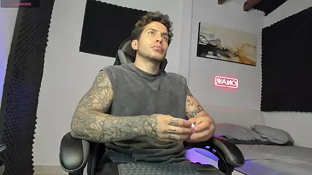 Snapshot of LucianSinclair chatting on November 2025 01:28:02 AM LucianSinclair online show from November 2025 01:28:02 AM