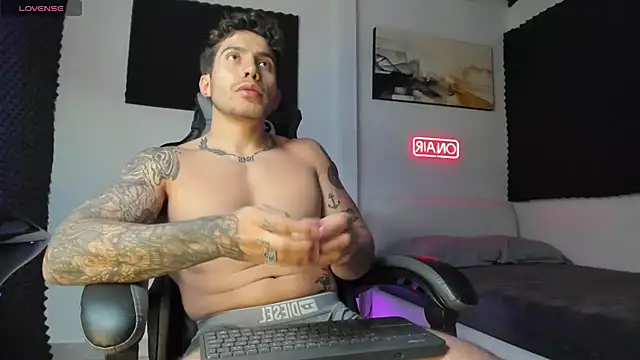 Snapshot of LucianSinclair chatting on November 2025 01:39:02 AM LucianSinclair online show from November 2025 01:39:02 AM