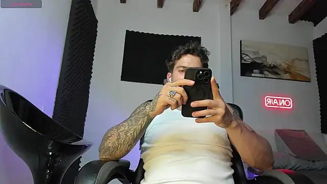 Snapshot of LucianSinclair chatting on November 2025 03:38:01 AM LucianSinclair online show from November 2025 03:38:01 AM